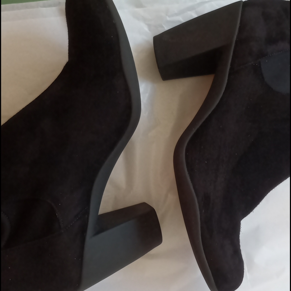 CLARK'S BLACK Suade BOOTS. 9 - Picture 4 of 4
